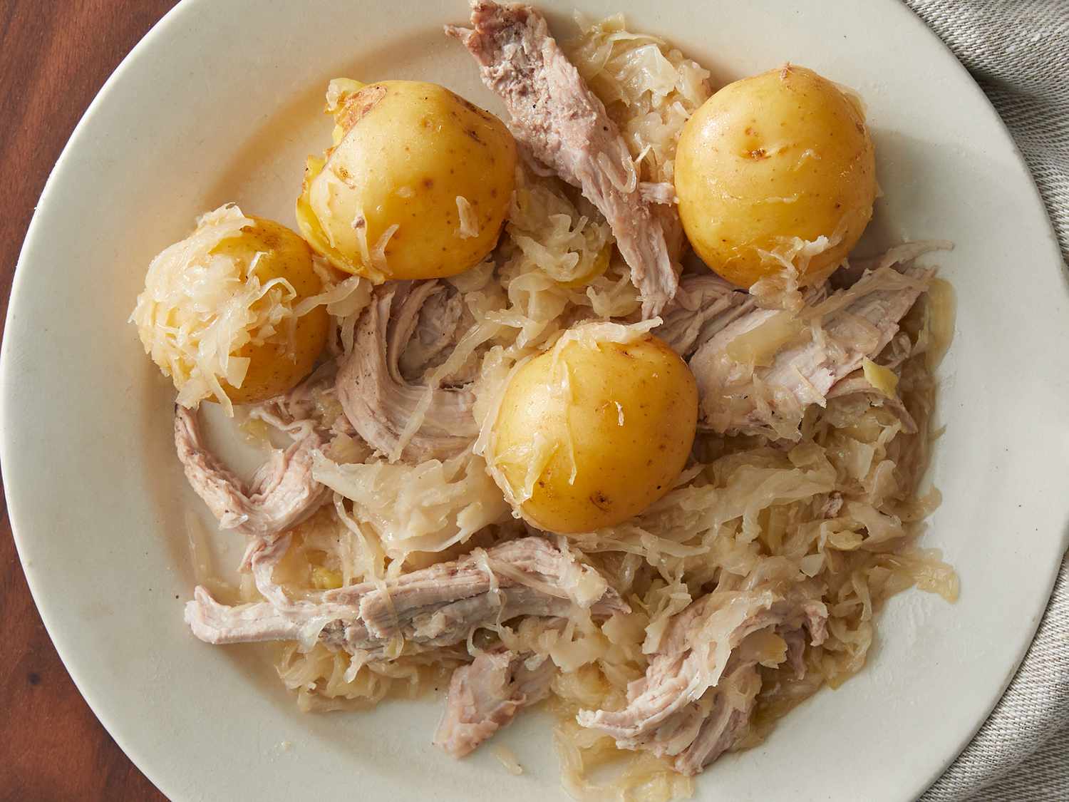 Slow Cooker Pork Chops and Sauerkraut： A Perfect Family Dinner