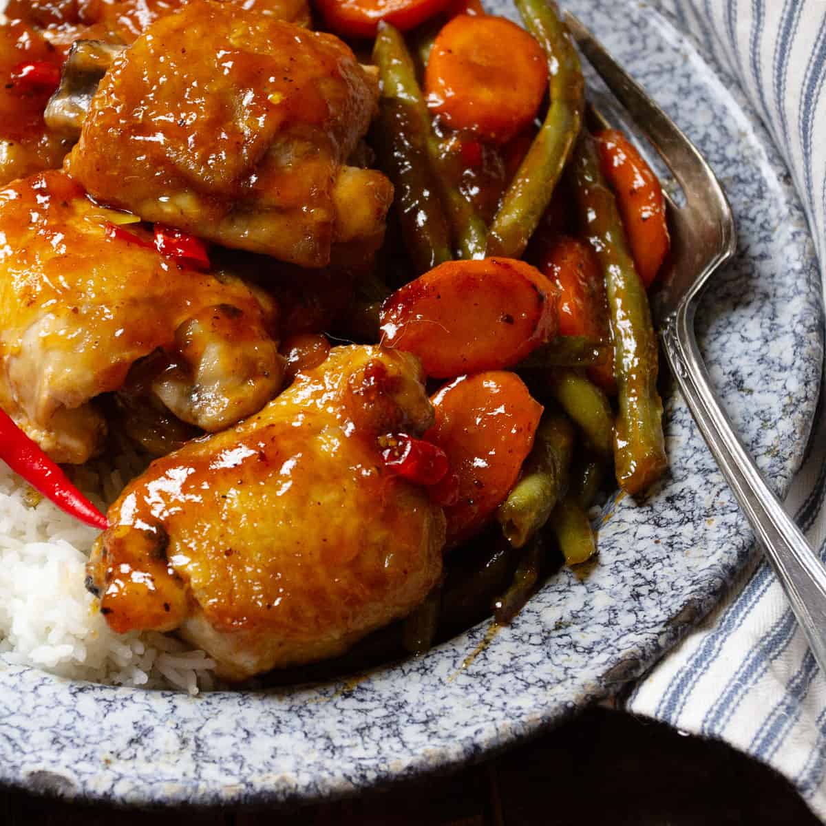 Easy Sweet and Sour Chicken Thighs： A Flavorful Delight