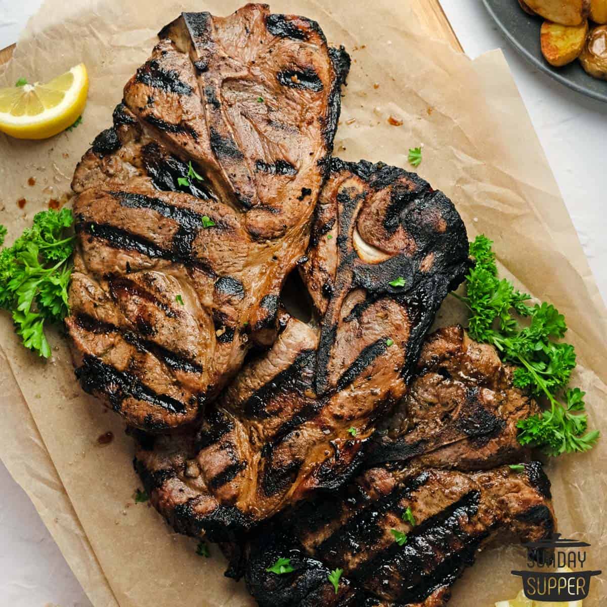 How Long to Grill Pork Steaks on Charcoal for Perfect Tenderness？