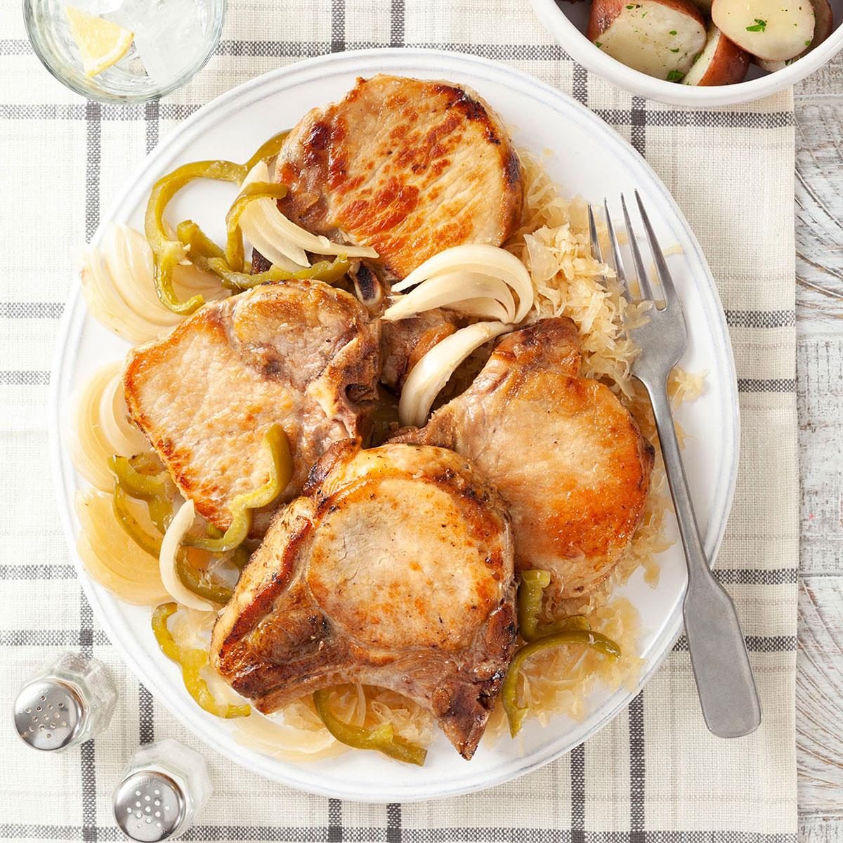 Delicious Slow Cooker Pork Chops with Sauerkraut – Perfect Comfort Food