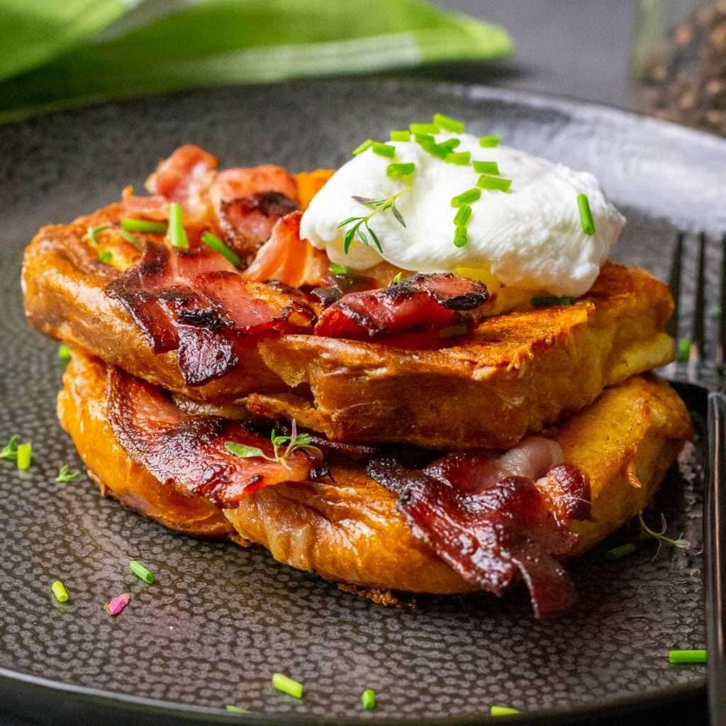 Savory French Toast with Bacon and Eggs： A Perfect Morning Meal