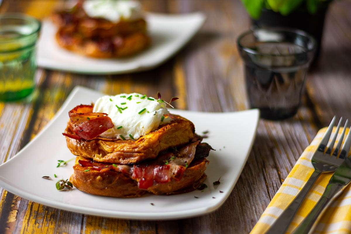 Savory French Toast with Bacon and Eggs： A Perfect Morning Meal