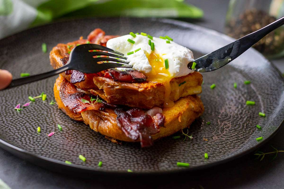 Savory French Toast with Bacon and Eggs： A Perfect Morning Meal