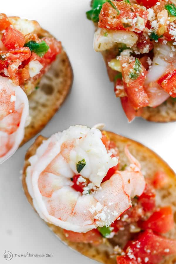 Easy Seafood Bruschetta Recipe： Garlic Shrimp, Basil, and Pesto