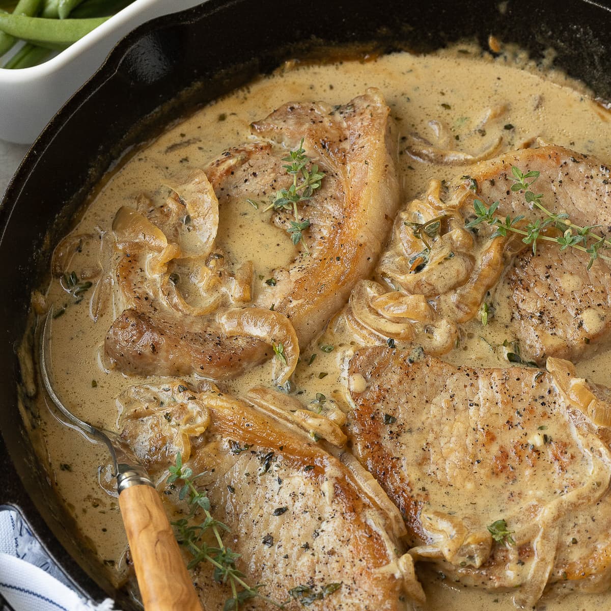 How to Make Pork Chops with Sour Cream Sauce： A Flavorful Twist