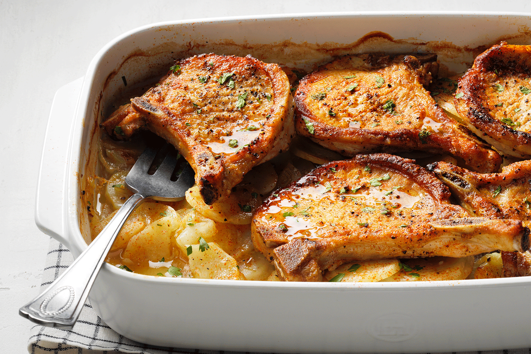 Savory Scalloped Potatoes with Pork Chops： The Ultimate Family Favorite Recipe