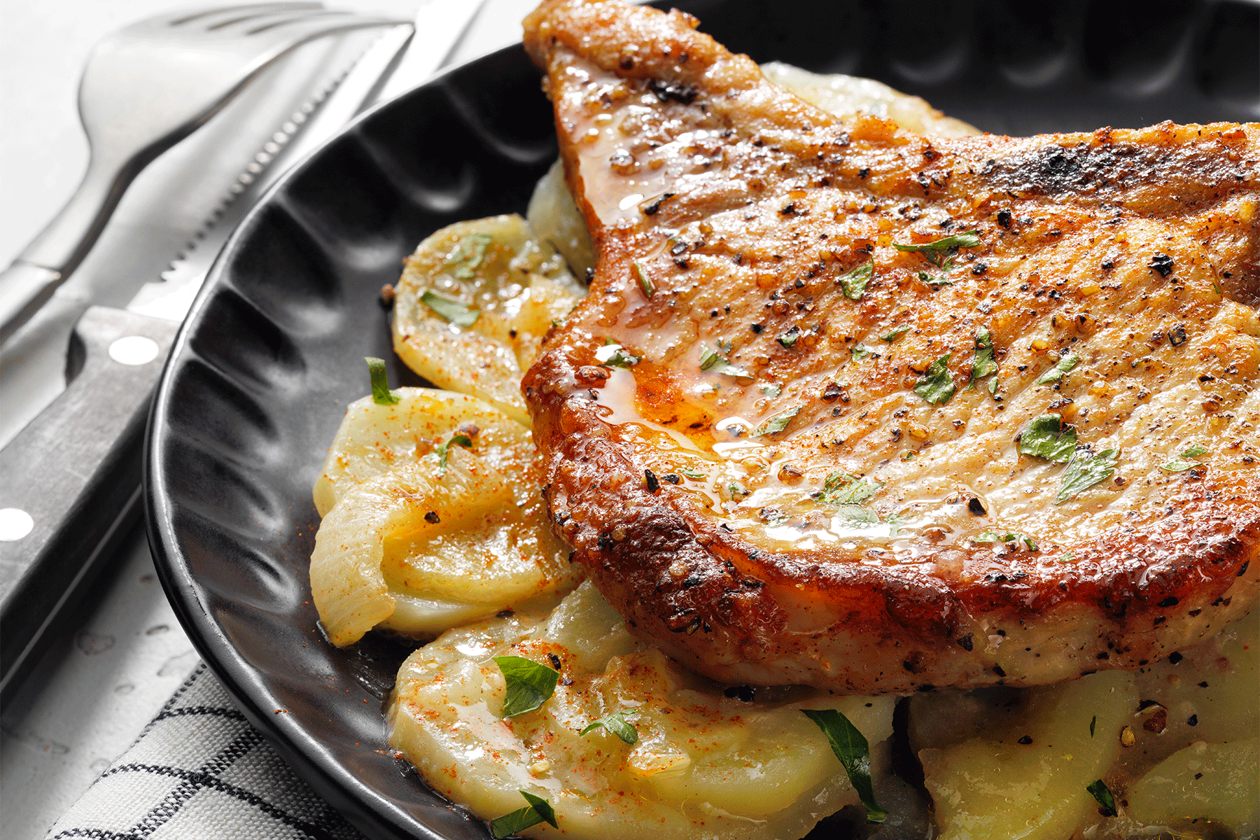 Savory Scalloped Potatoes with Pork Chops： The Ultimate Family Favorite Recipe