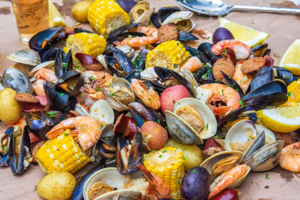 clams in seafood boil