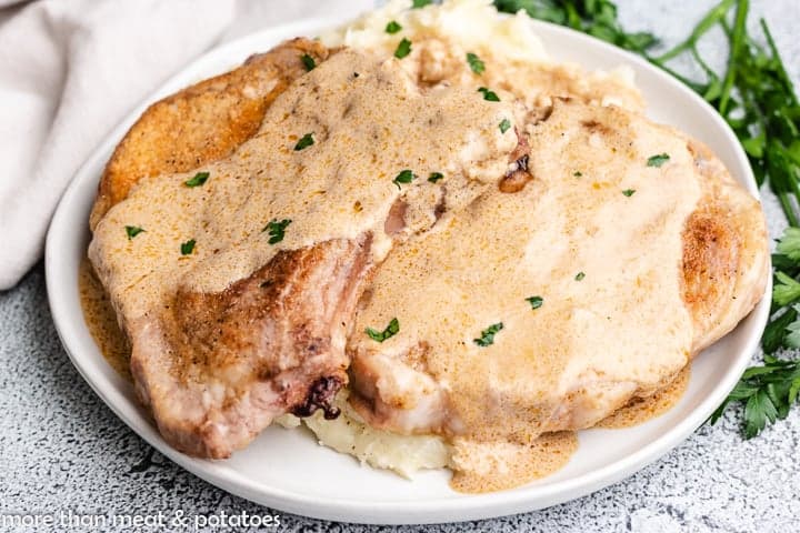 How to Make Pork Chops with Sour Cream Sauce： A Flavorful Twist