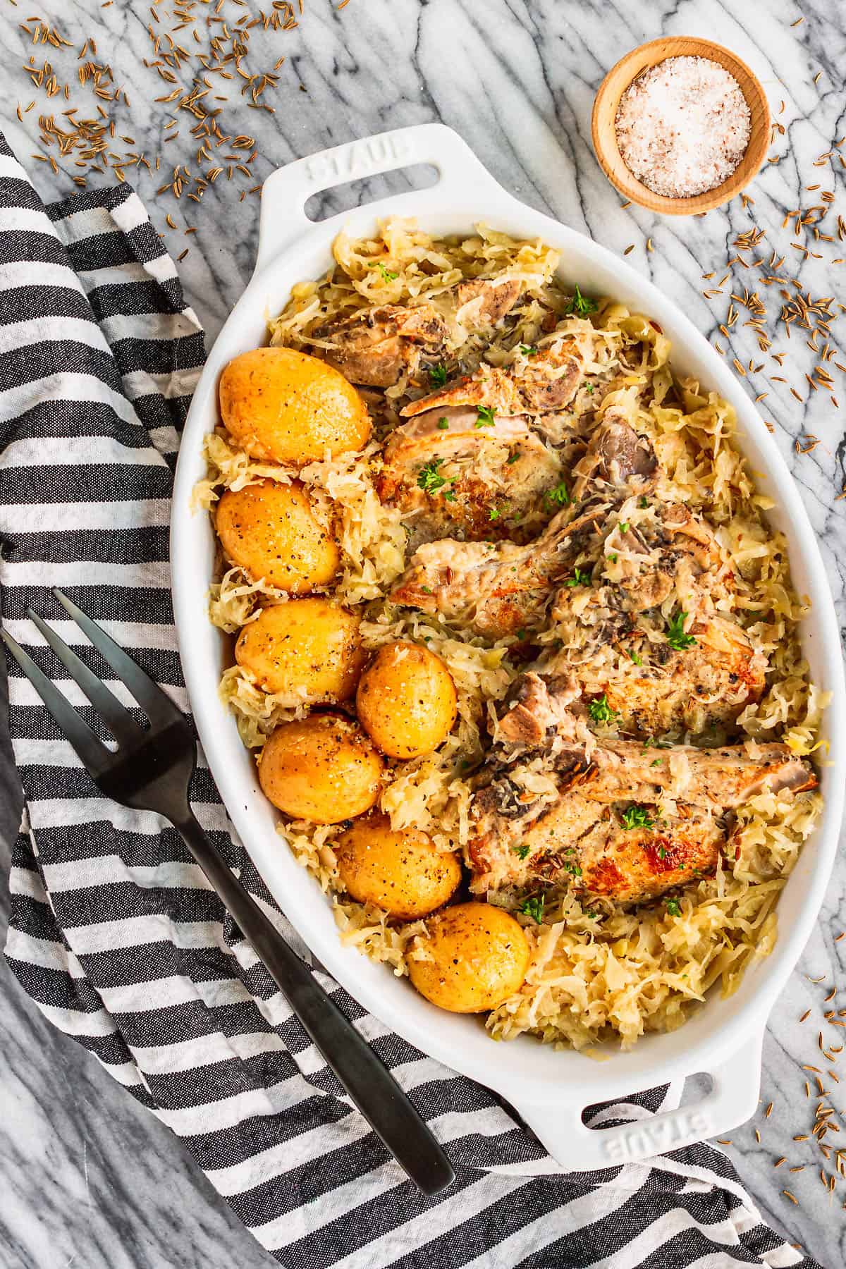 Slow Cooker Pork Chops and Sauerkraut： A Perfect Family Dinner