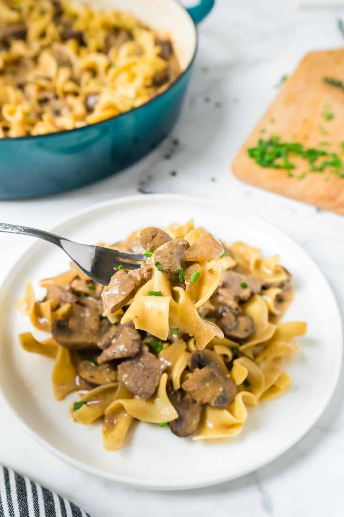 Easy Beef Stroganoff Without Sour Cream： Greek Yogurt & More Substitutes