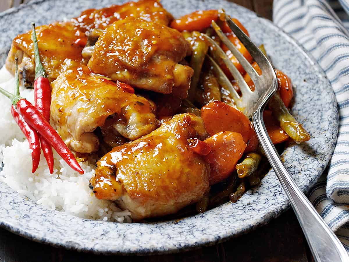 Easy Sweet and Sour Chicken Thighs： A Flavorful Delight