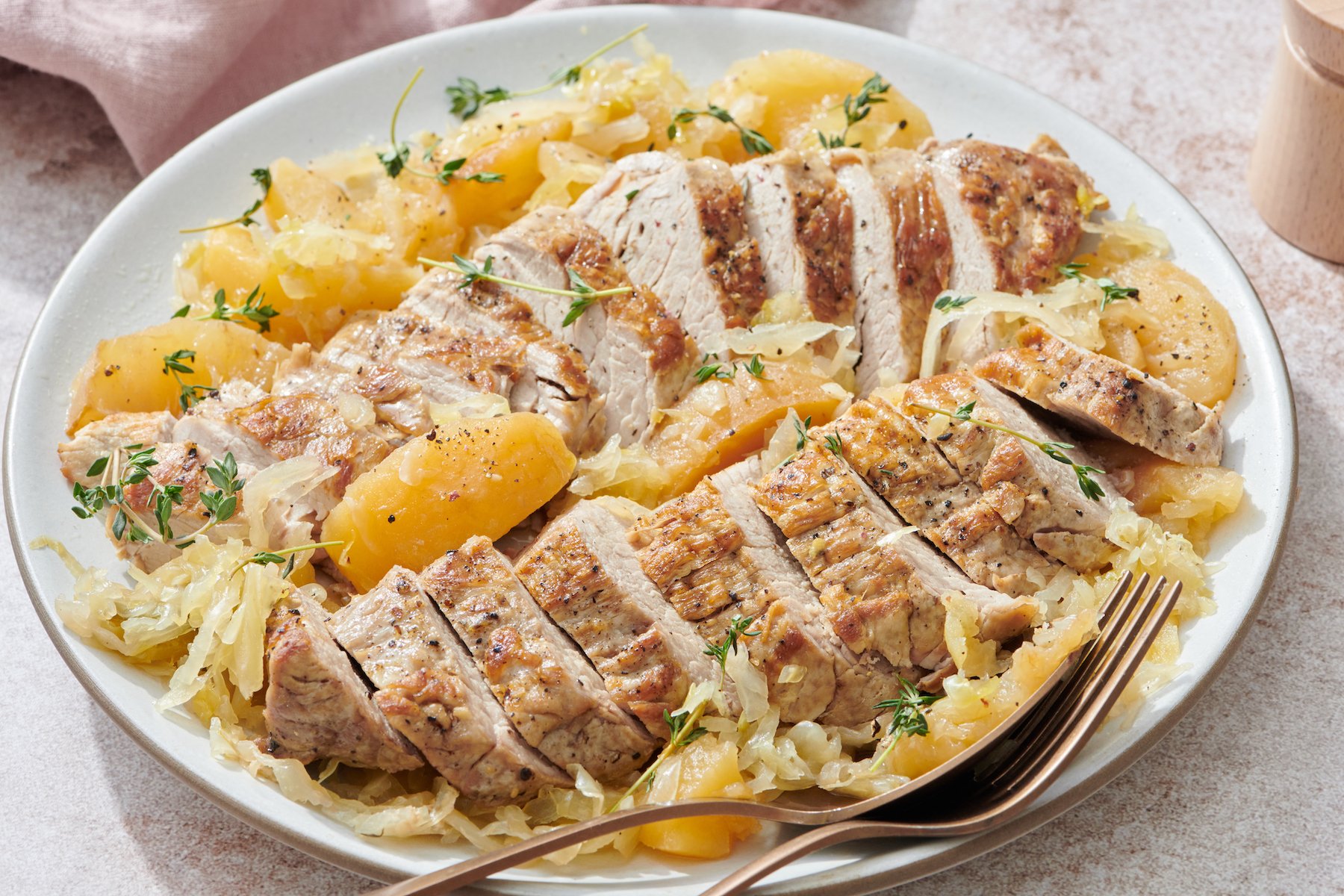 Tender Pork, Sauerkraut, and Apples in the Slow Cooker: A Hearty Dish