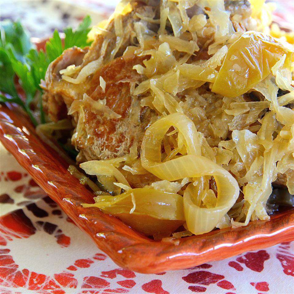 Tender Pork, Sauerkraut, and Apples in the Slow Cooker: A Hearty Dish