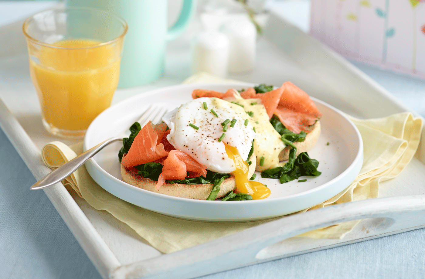 How to Make Poached Eggs with Smoked Salmon for a Gourmet Breakfast