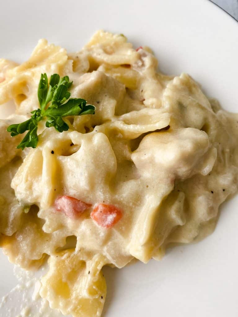 Delicious Bow Tie Chicken Pasta: A Creamy Garlic Parmesan Delight