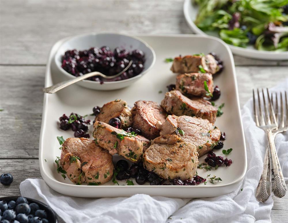 How to Make Pork Tenderloin with Fresh Blueberry Sauce – Easy Recipe Guide