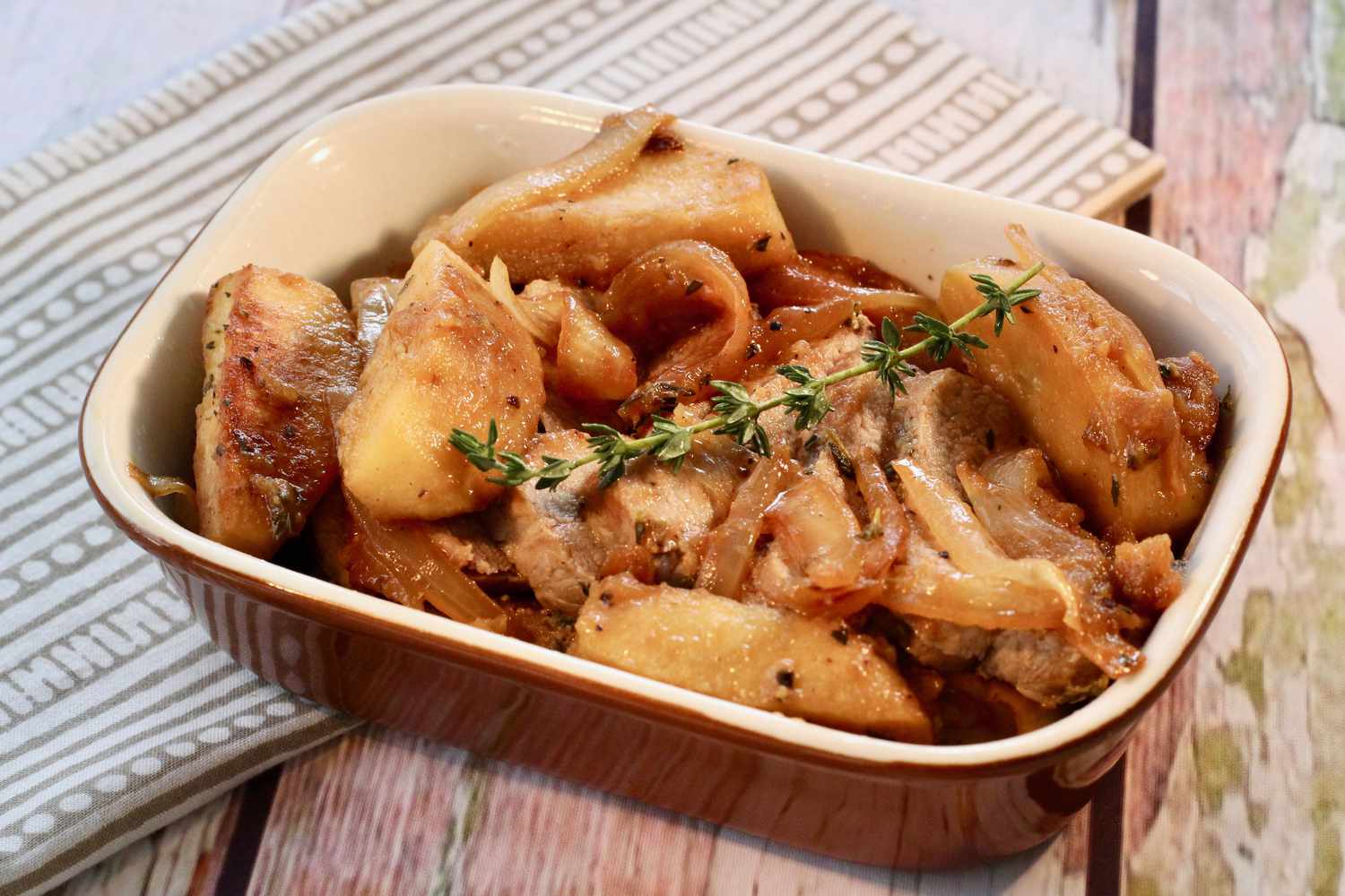 One-Pan Pork Fillet with Apples and Onions – Easy, Flavorful Dinner