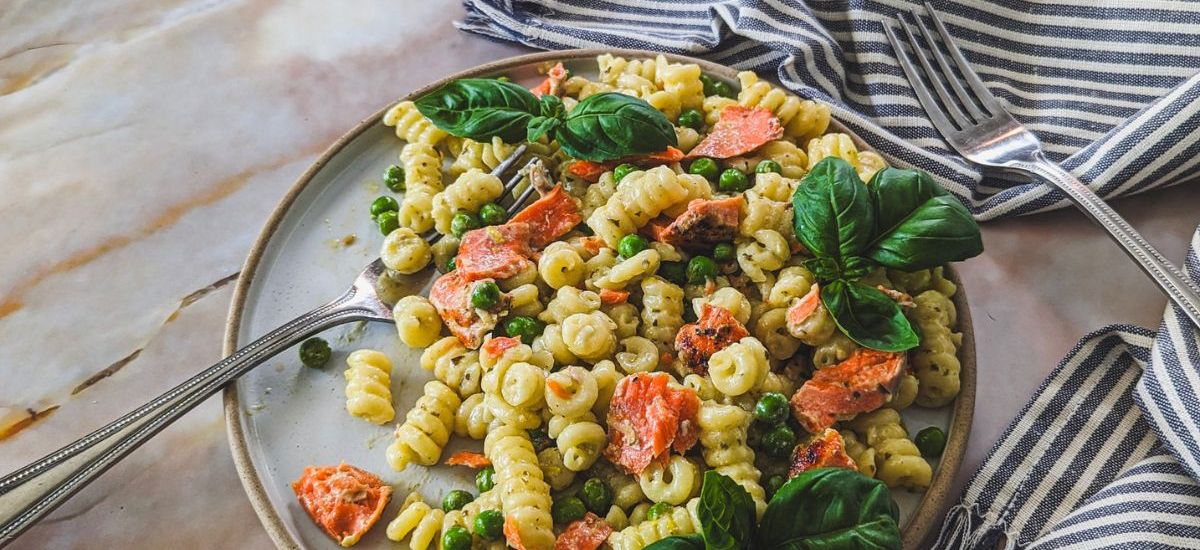 Pasta with Salmon and Peas: A Quick and Delicious Mediterranean Dish