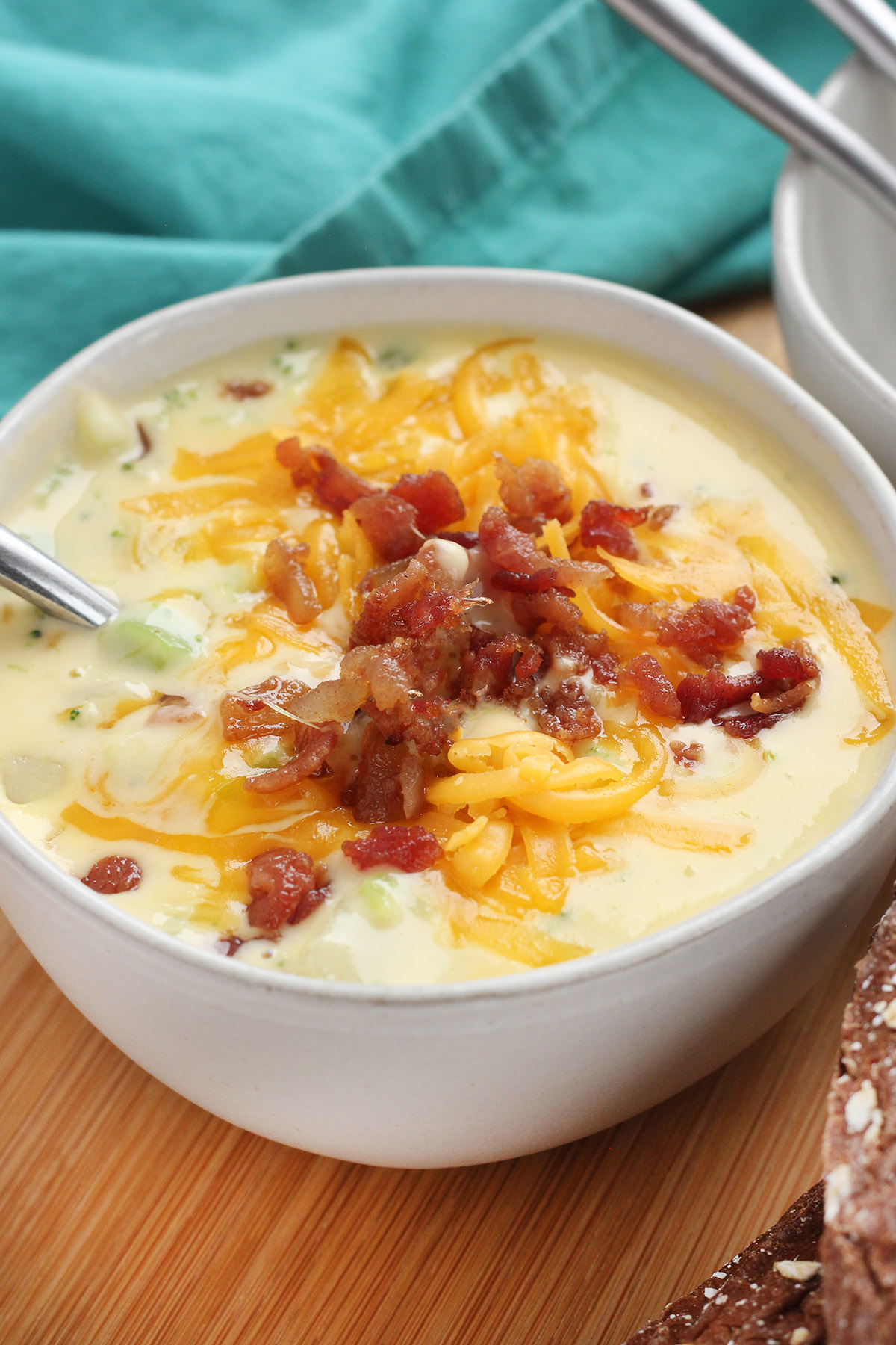 Delicious Broccoli Cheese Soup with Velveeta & Chicken Broth – A Cozy, Creamy Meal