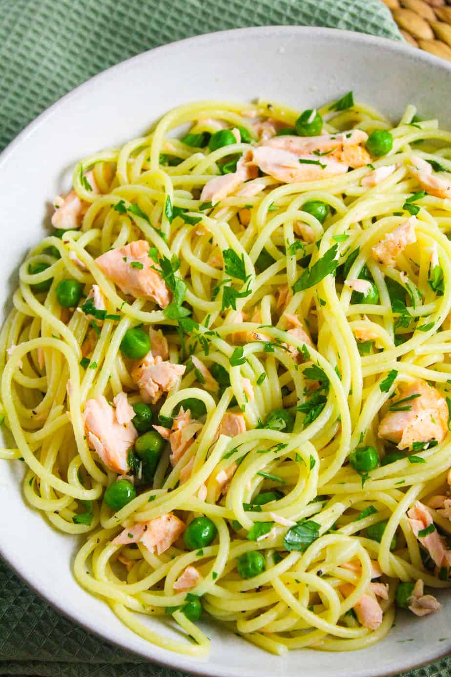 Easy Salmon and Pea Pasta: A Flavorful Spring Meal