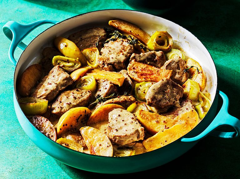 One-Pan Pork Fillet with Apples and Onions – Easy, Flavorful Dinner