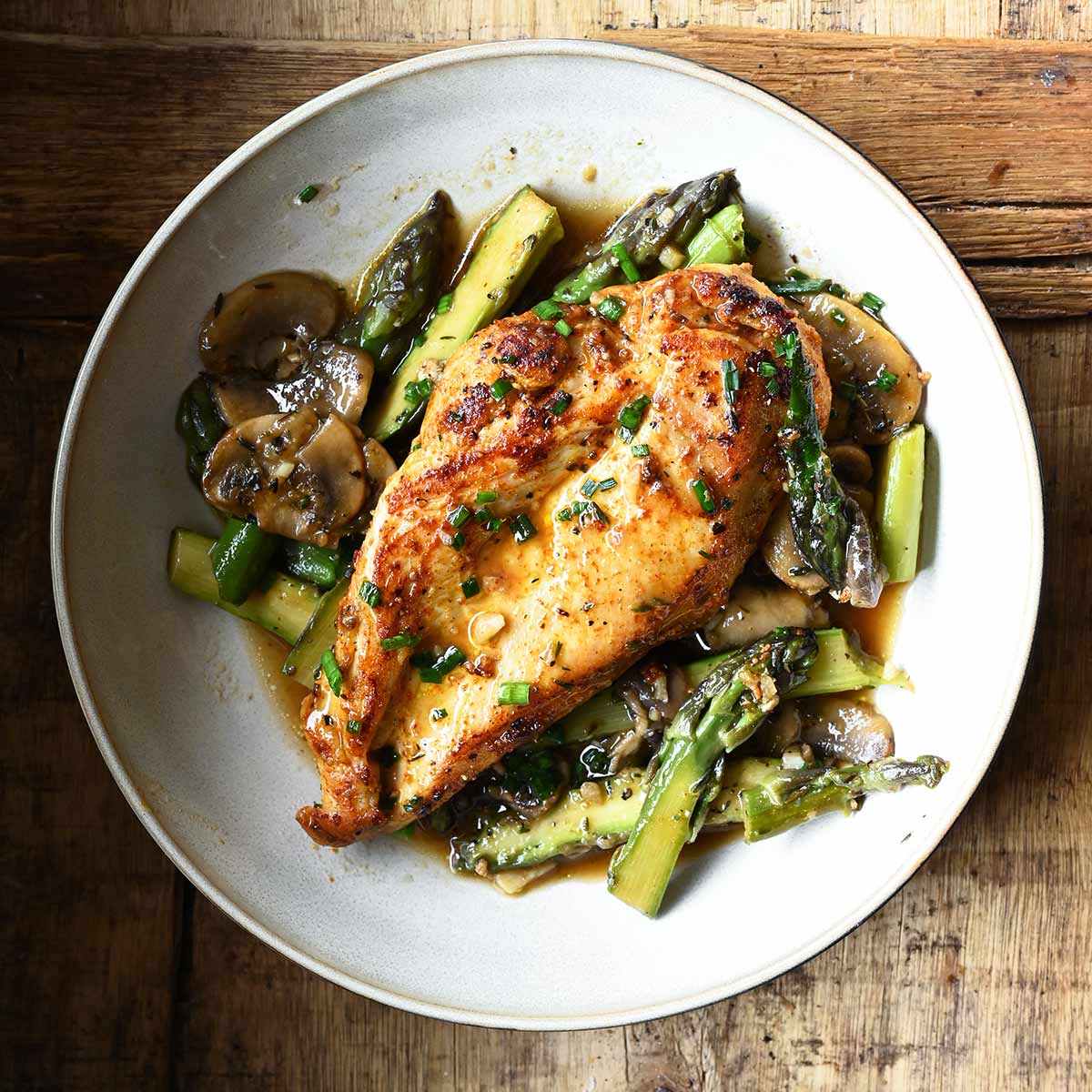 Delicious Garlic Chicken with Asparagus and Mushrooms: Easy Recipe Guide