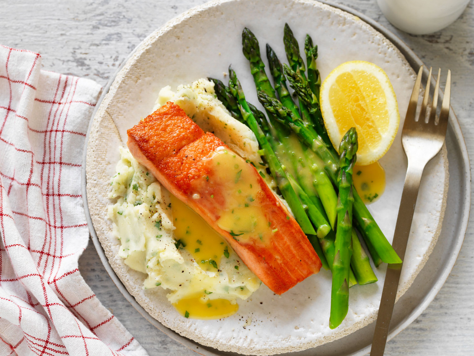 How to Make Perfect Salmon with Mashed Potatoes: A Simple and Tasty Dish