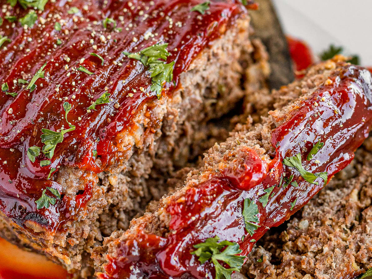 Moist and Delicious Everyday Meatloaf: Easy Recipe for Busy Days