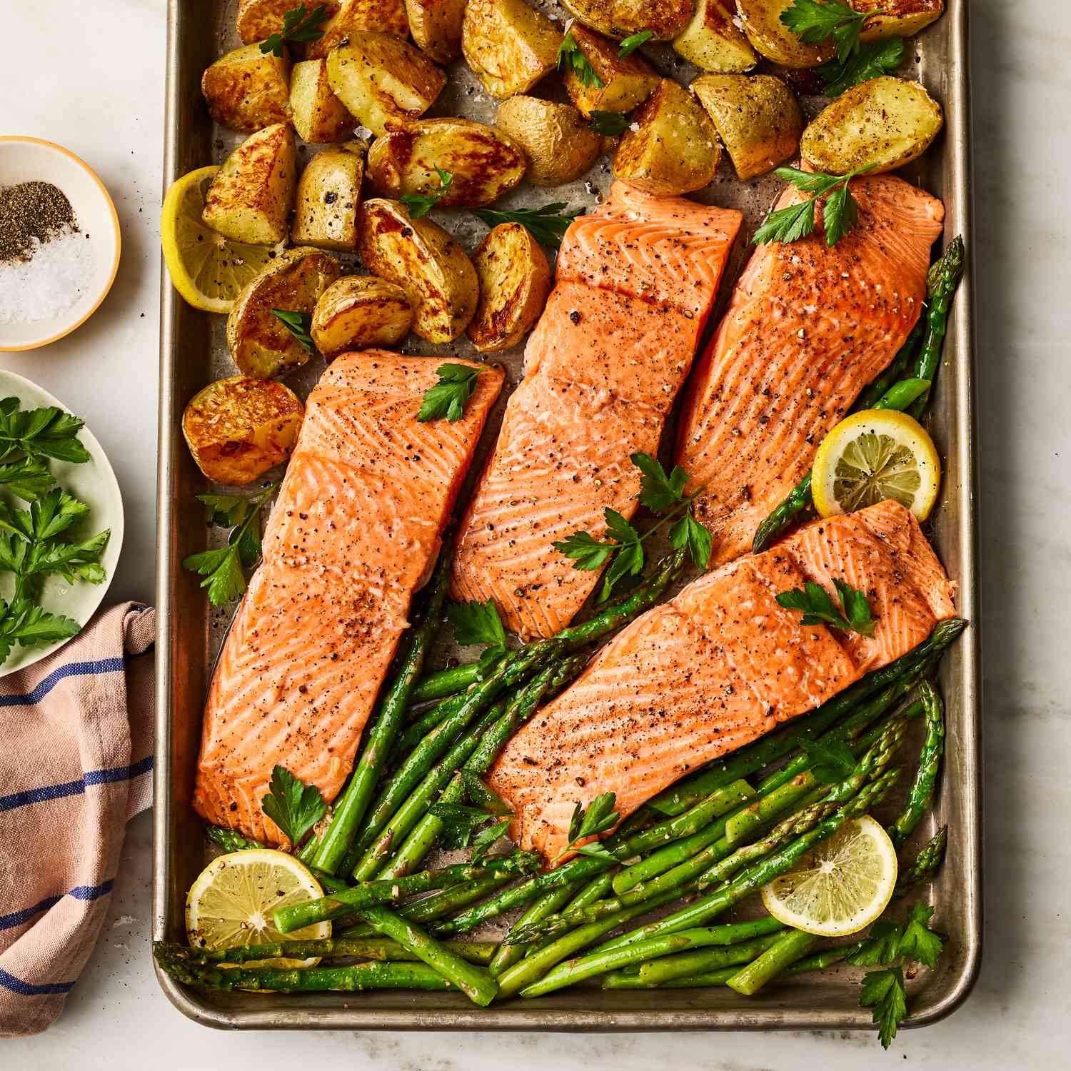 Oven-Roasted Salmon with Asparagus and Potatoes: A Quick and Tasty Dinner