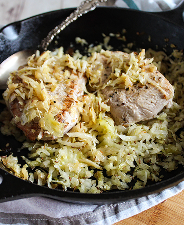 Delicious Pork Chops with Sauerkraut and Apples: A Perfect Fall Recipe