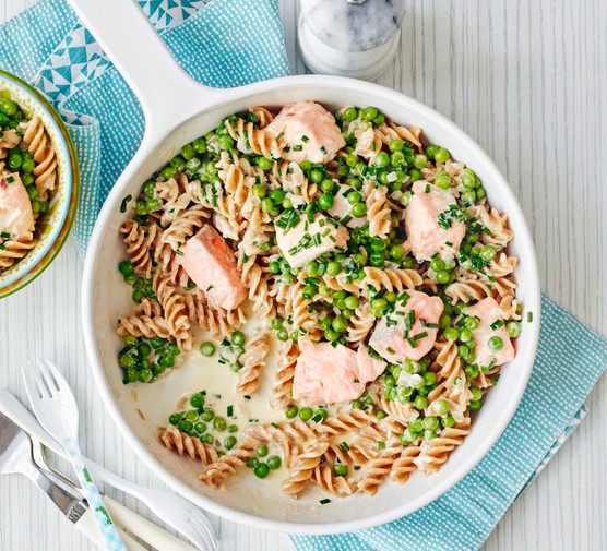 Creamy Salmon with Peas and Pasta: A Perfect Weeknight Dinner