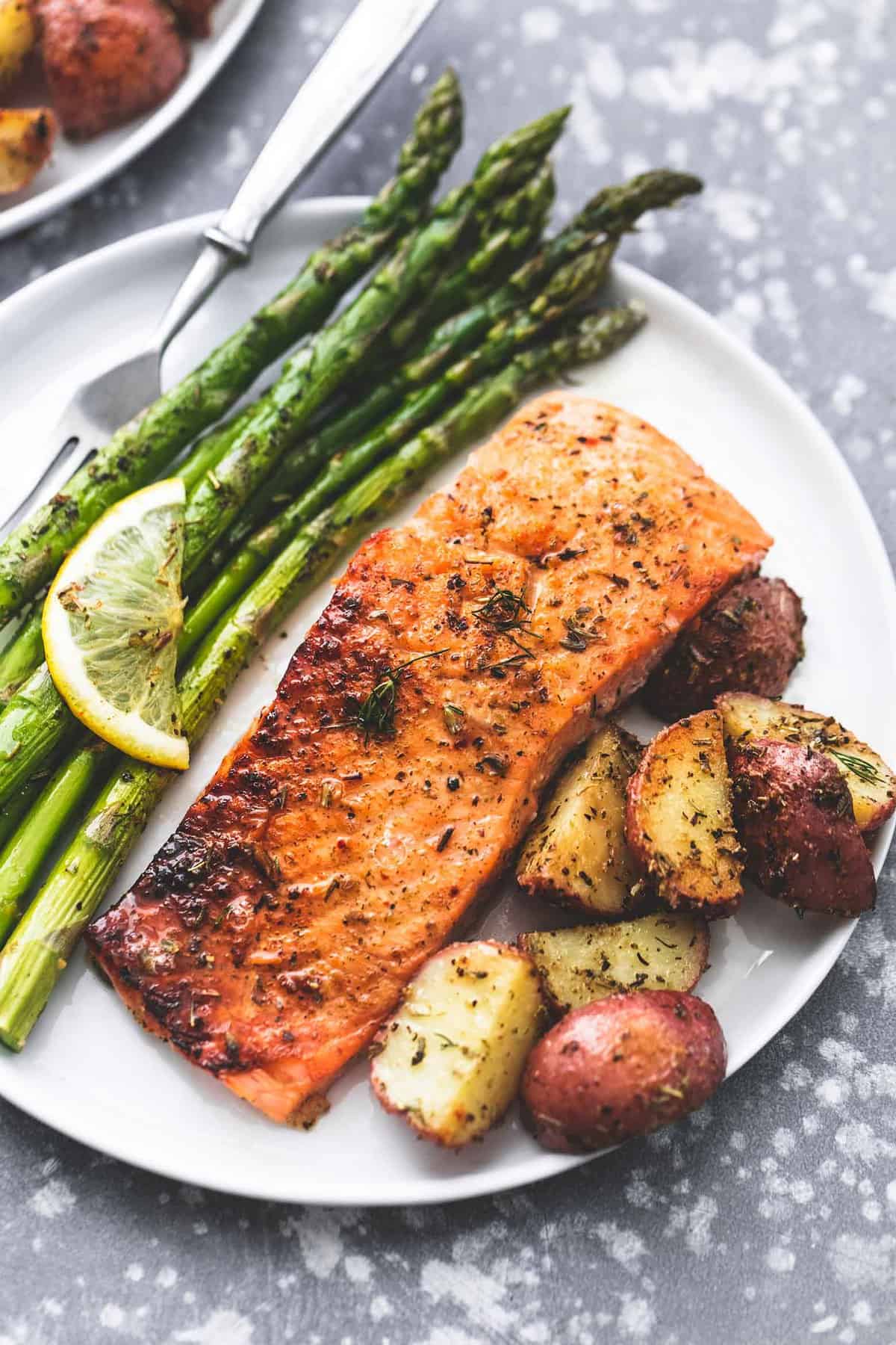 Oven-Roasted Salmon with Asparagus and Potatoes: A Quick and Tasty Dinner