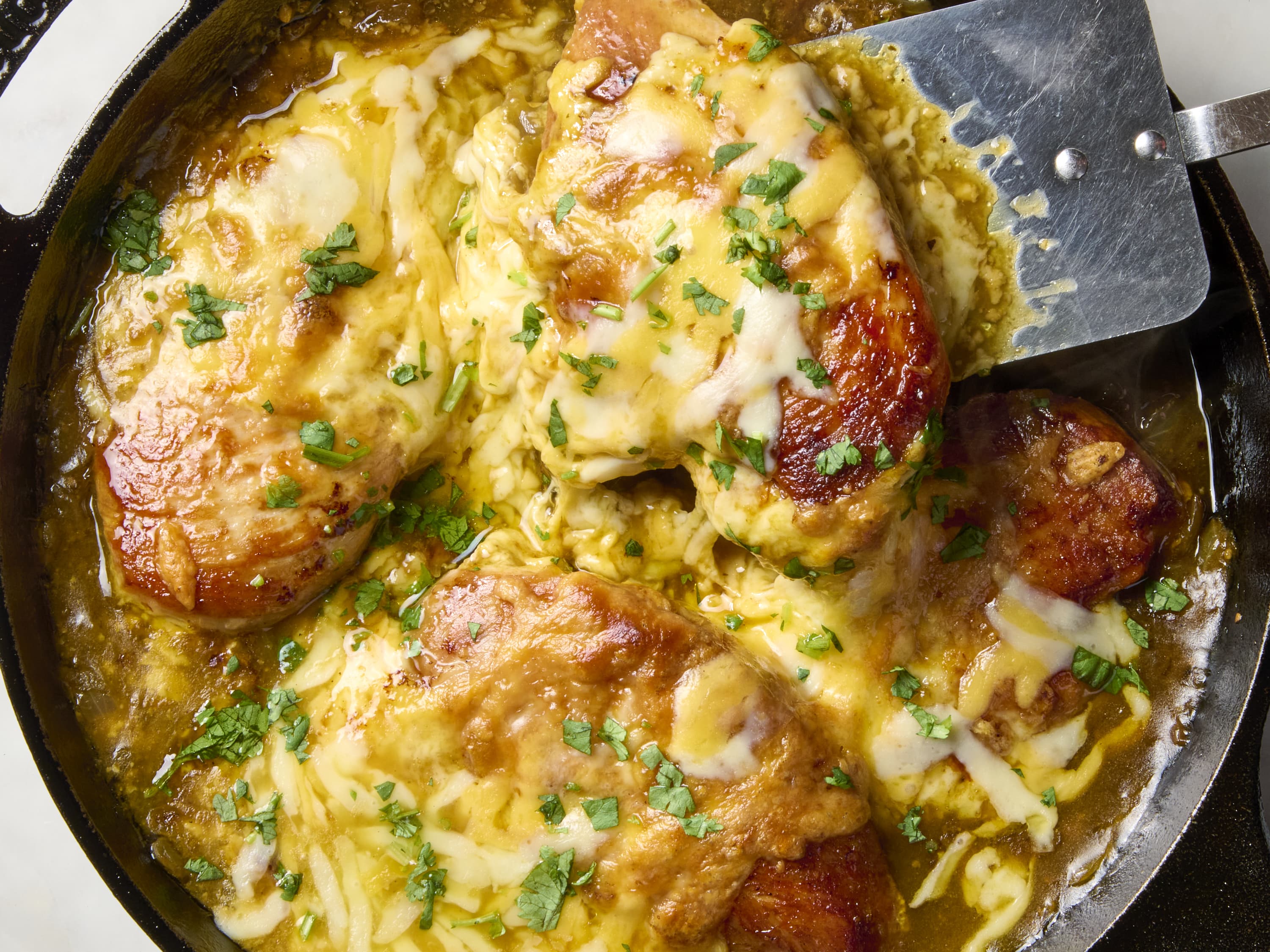 Savory Green Chili Chicken Thighs: Perfect for Spicy Food Lovers