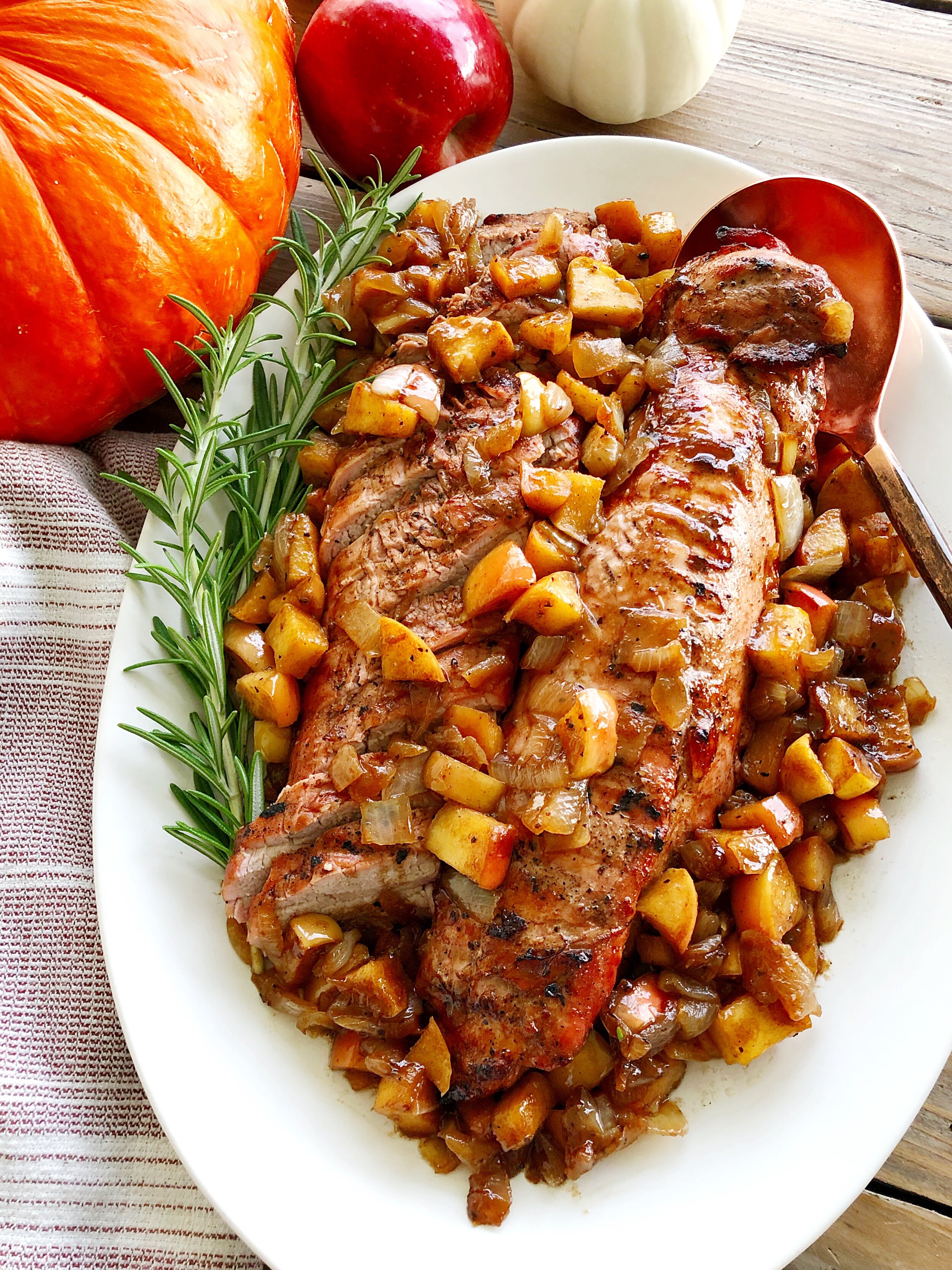 Roast Pork Tenderloin with Apples and Onions: A Flavorful, Tender Dish