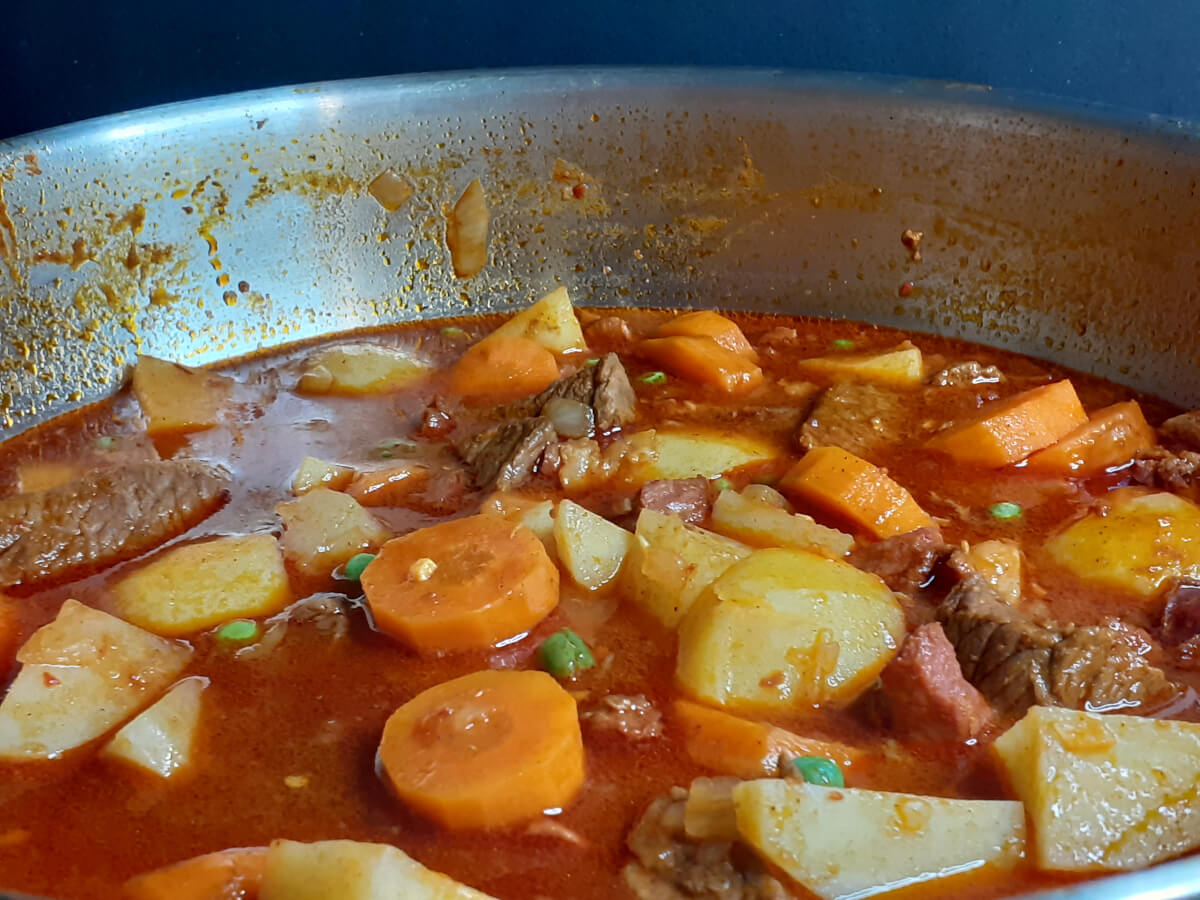 How to Make Portuguese Beef Stew (Carne Guisada) for a Delicious Meal