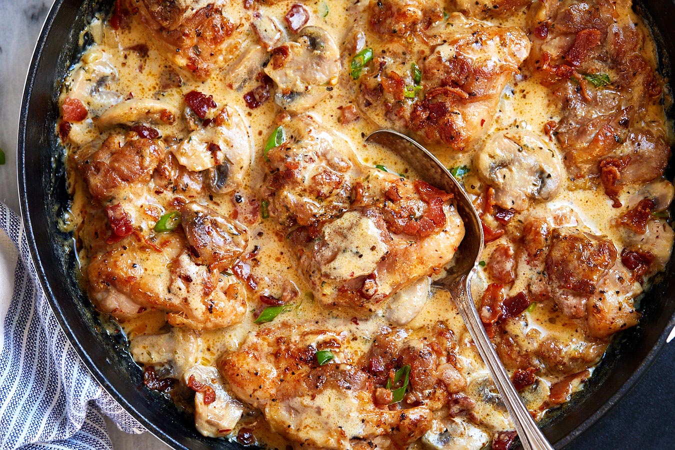 Creamy Chicken, Bacon, and Mushroom Skillet Recipe for a Delicious Dinner