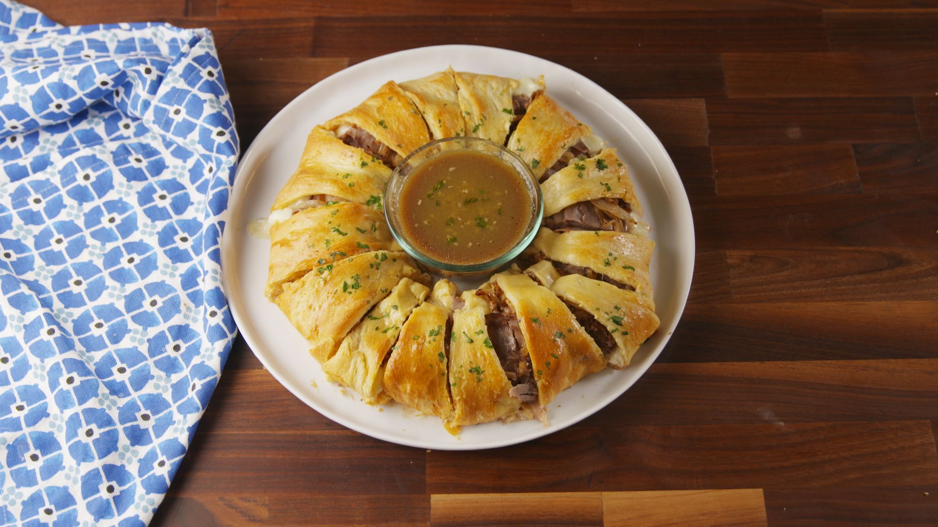 How to Make a Delicious French Dip Crescent Ring: Easy Recipe