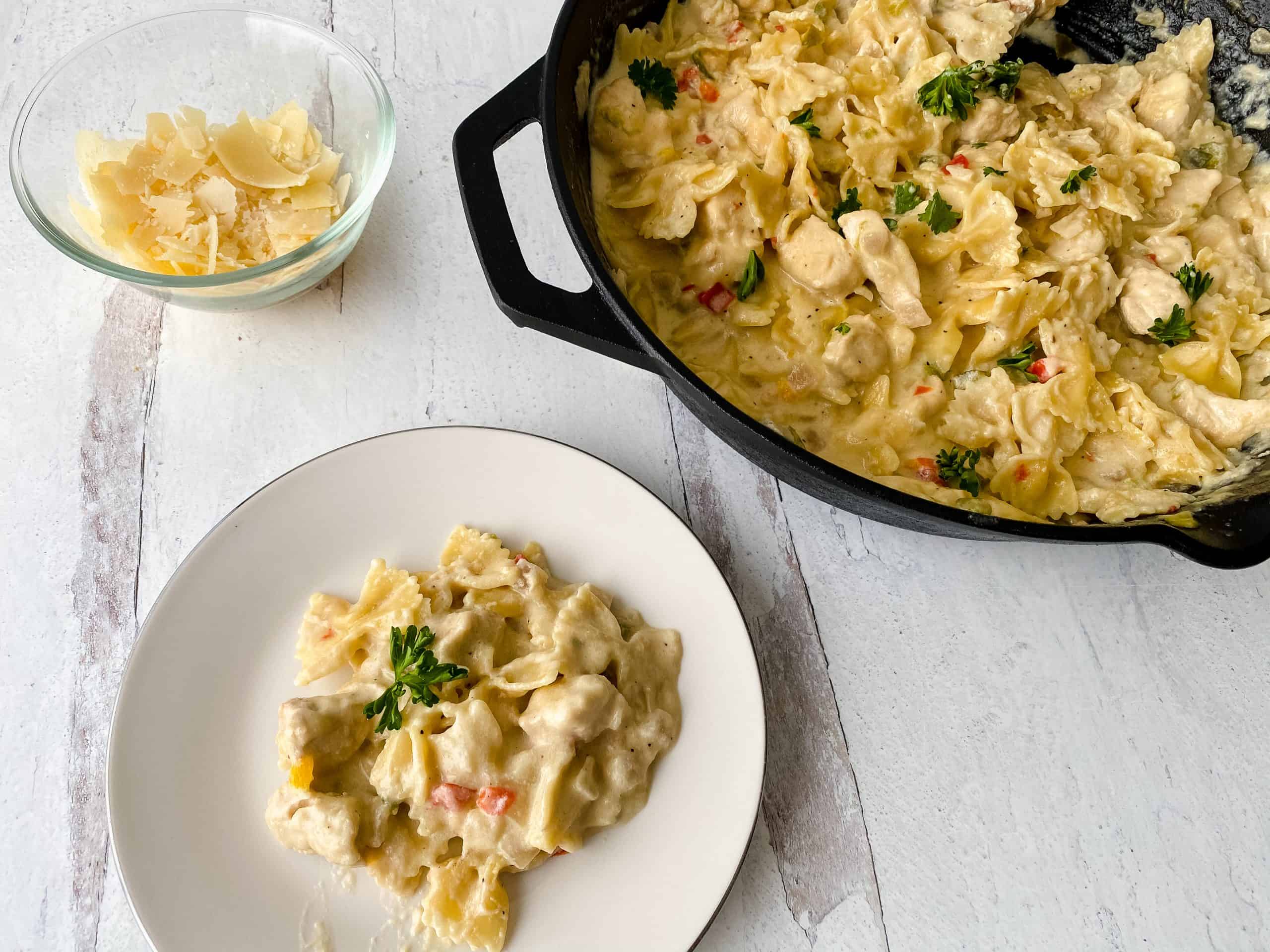 Delicious Bow Tie Chicken Pasta: A Creamy Garlic Parmesan Delight