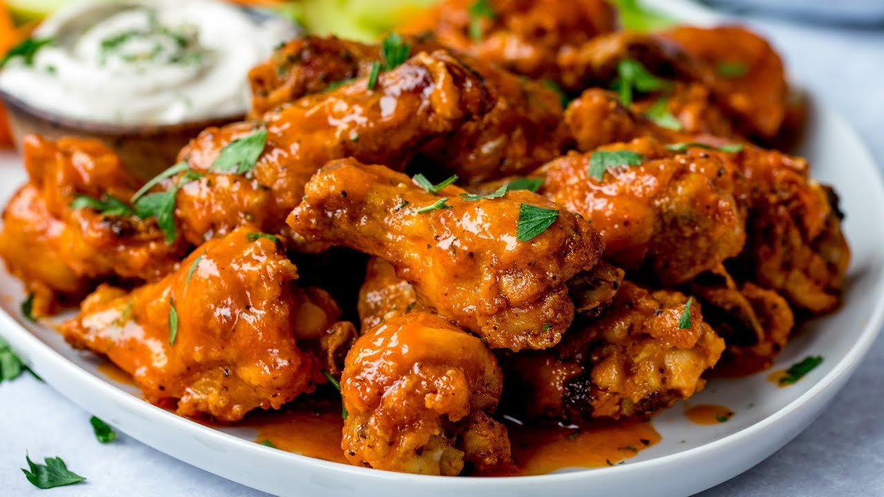 Crispy Chicken Wings with Blue Cheese Sauce: A Delicious Pairing