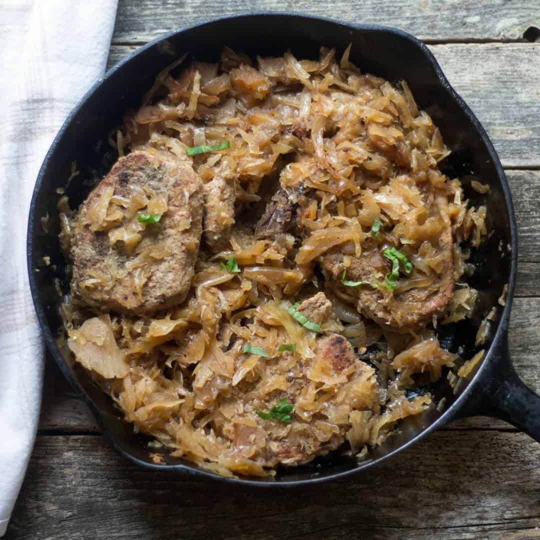 Delicious Pork Chops with Sauerkraut and Apples: A Perfect Fall Recipe